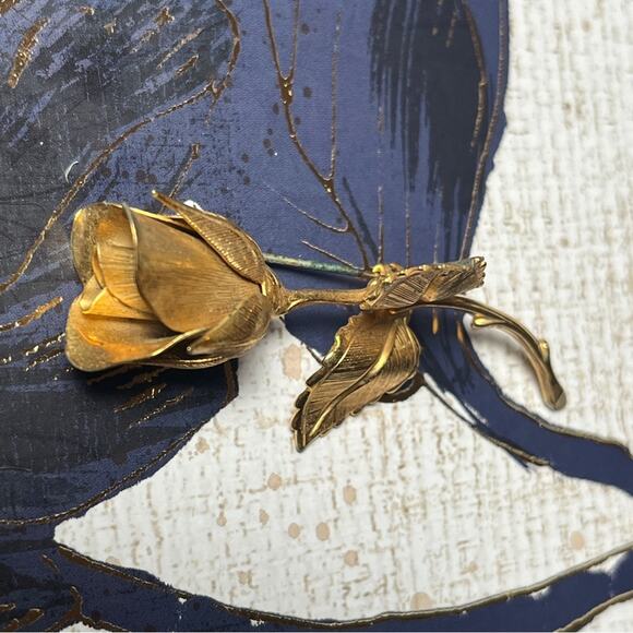 SOLD Vintage Large Delicate Gold Rose Flower Brooch - Picture 2 of 8